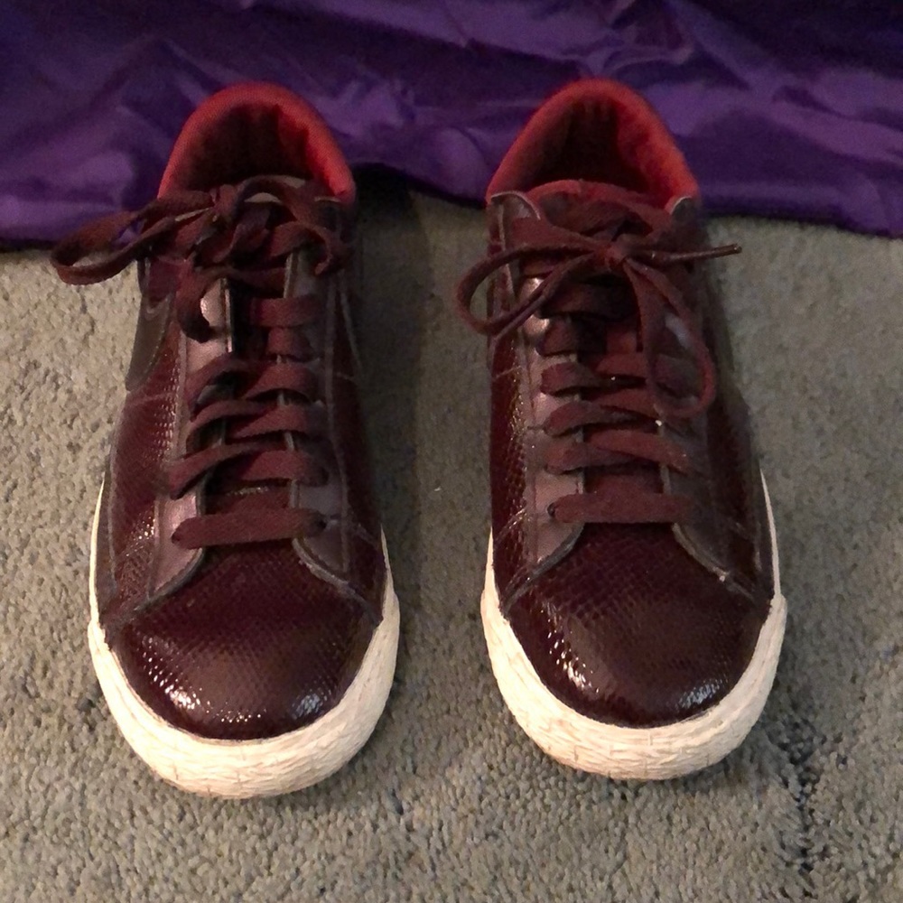 Nike sneakers burgundy color